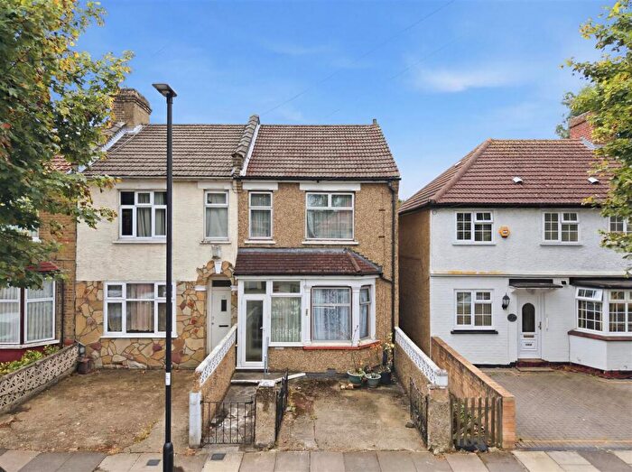 3 Bedroom End Of Terrace House For Sale In Chestnut Road, Enfield, EN3