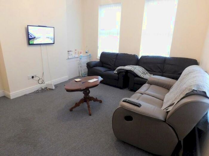 3 Bedroom Apartment To Rent In Smithdown Road, Liverpool - Student Property /, L15