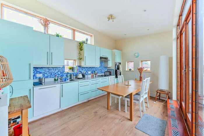 4 Bedroom Maisonette To Rent In Draymans Mews, Peckham Rye, London, SE15