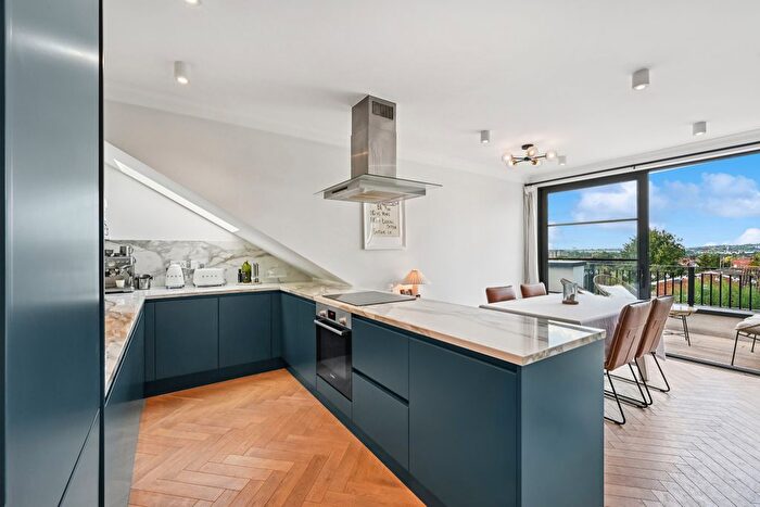 2 Bedroom Flat For Sale In Cleveland Road, Ealing, London, W13