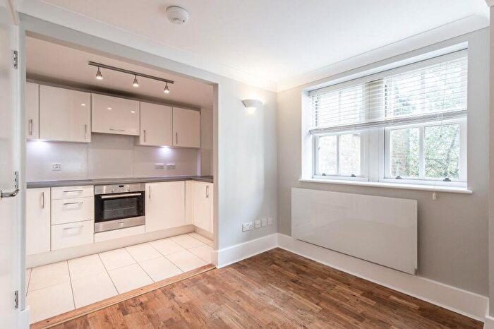 3 Bedroom Flat To Rent In St Peters Court Cephas Street, E1