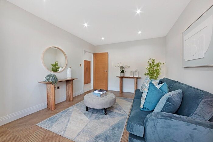 4 Bedroom Semi-Detached House To Rent In Pollards Hill North, Streatham, SW16