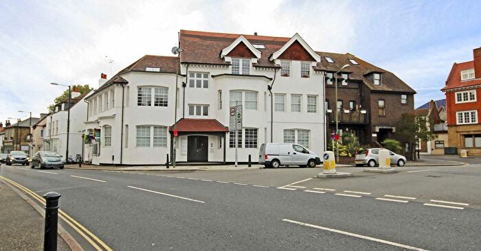 2 Bedroom Flat To Rent In Park Gate Court, High Street, Hampton Hill, Hampton, TW12