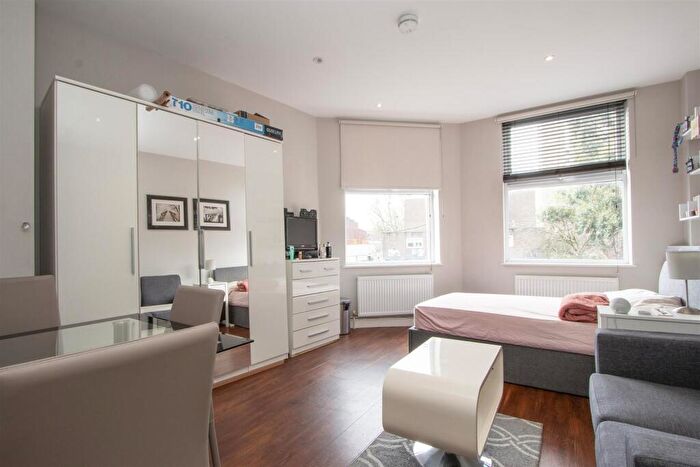 Flat To Rent In Falcon Road, London, SW11