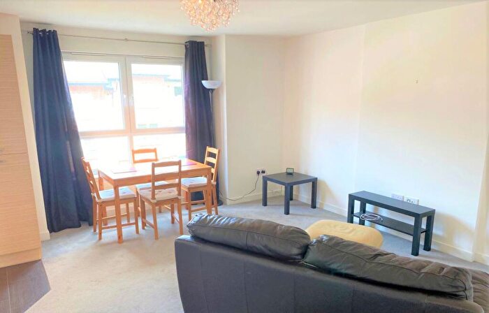 2 Bedroom Flat To Rent In Bed Bath With Parking At Springfield Gds, G31