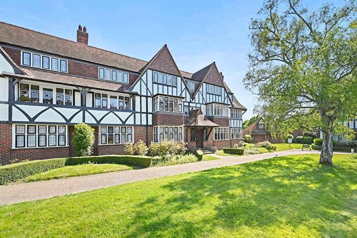 3 Bedroom Flat For Sale In Queens Drive, West Acton, London, W3