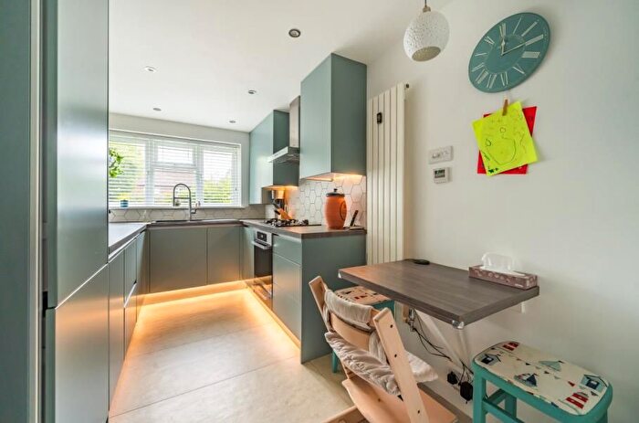 2 Bedroom Flat To Rent In Lindfield Gardens, Guildford, GU1