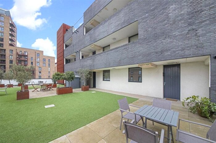 2 Bedroom Flat To Rent In Greenwich High Road, Greenwich, SE10