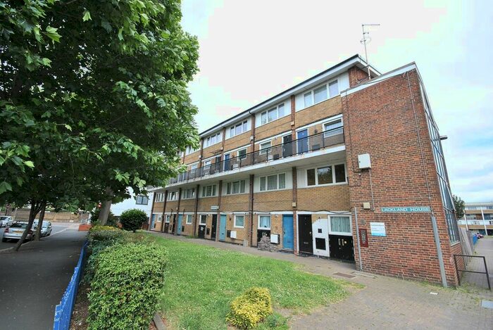 3 Bedroom Flat To Rent In Rowcross Street, London, SE1