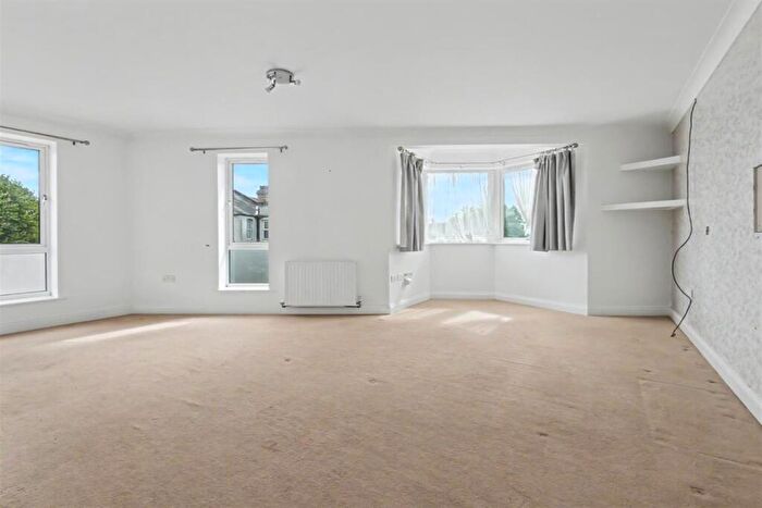 2 Bedroom Flat To Rent In Bedroom First Floor Flat In Westcliff-on-Sea, SS0