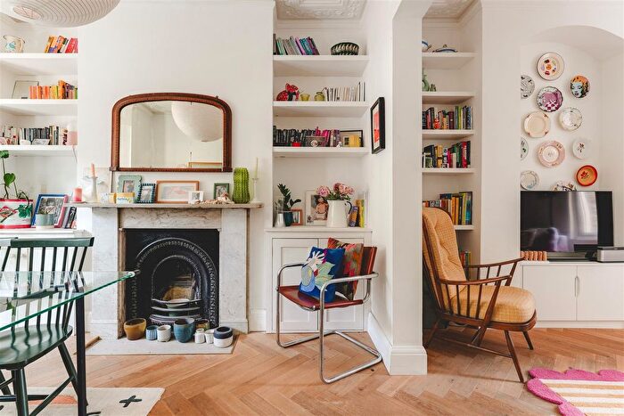 2 Bedroom Flat For Sale In Median Road, London, E5