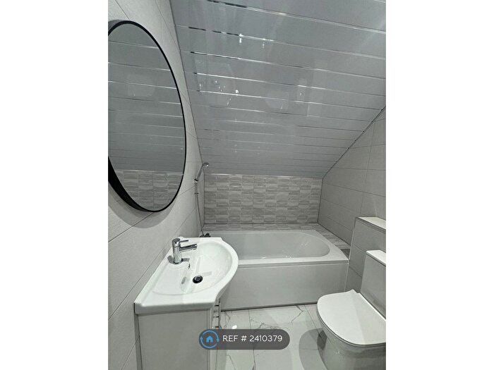 2 Bedroom Flat To Rent In Cliff Gardens, Scunthorpe, DN15