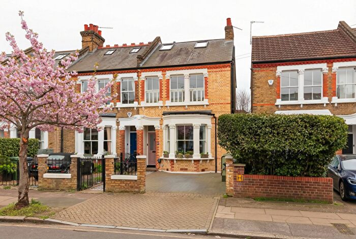 4 Bedroom End Of Terrace House For Sale In Effingham Road, London, SE12