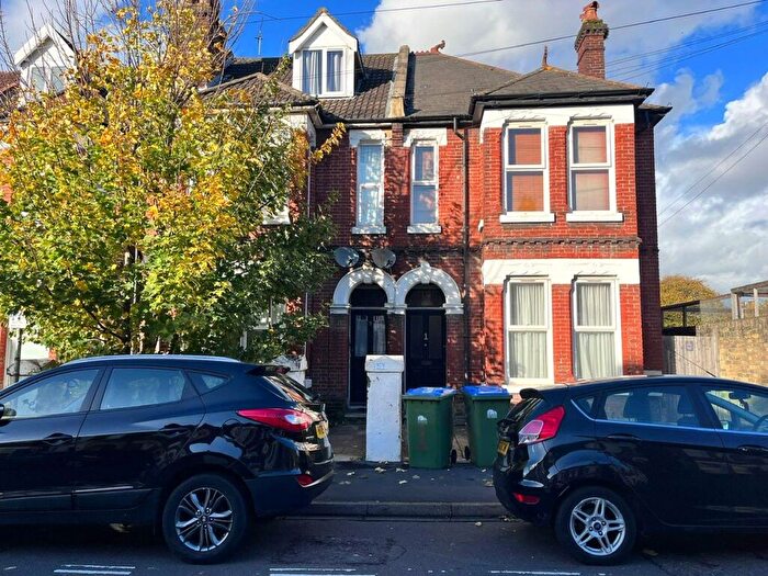 5 Bedroom Semi Detached House To Rent In Wilton Avenue, Southampton, Hampshire, SO15