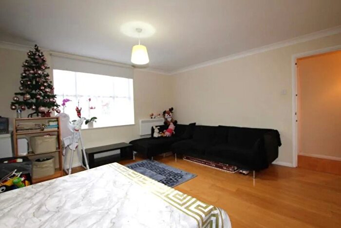 2 Bedroom Flat To Rent In The Avenue, London, W13