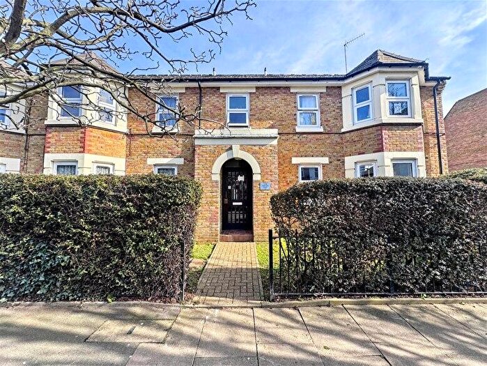 2 Bedroom Flat To Rent In Parkland Court, Stratford, E15