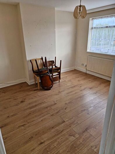 2 Bedroom Flat To Rent In Connaught Avenue, Hounslow, TW4