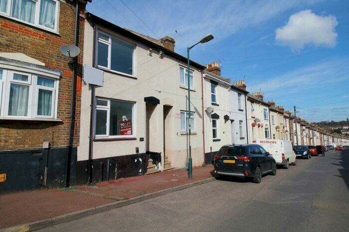2 Bedroom Terraced House To Rent In Castle Road, Chatham, ME4