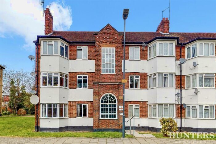 3 Bedroom Flat To Rent In High Mead, Harrow, Middlesex, HA1