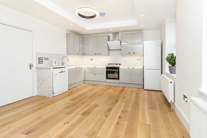 2 Bedroom Flat To Rent In Garratt Lane, London, SW18