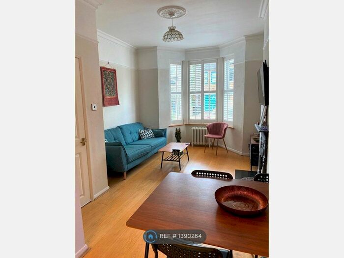 2 Bedroom Flat To Rent In Barclay Road, London, E11