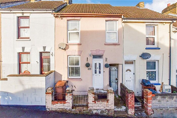 3 Bedroom Terraced House For Sale In Albany Road, Chatham, Kent, ME4