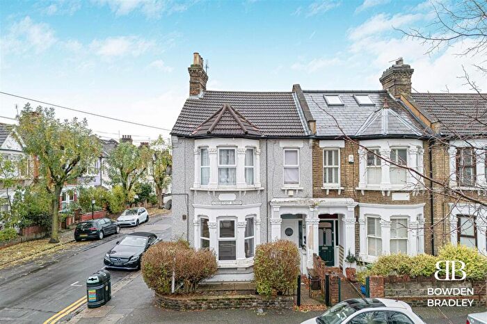 1 Bedroom Flat For Sale In Chertsey Road, London, E11