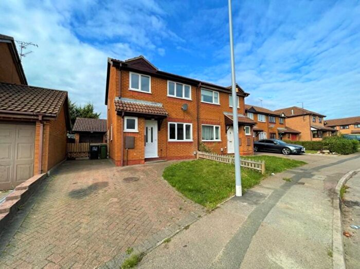 3 Bedroom Semi Detached House To Rent In Dexter Close, Luton, LU3