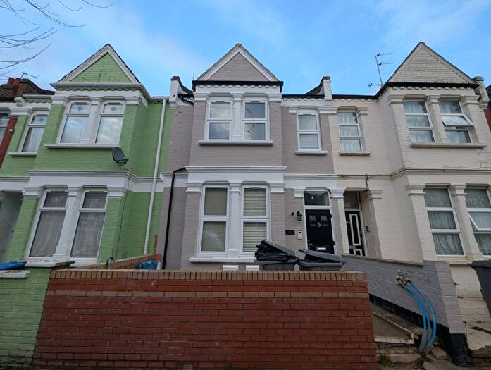 2 Bedroom Flat To Rent In Larch Road, London, NW2