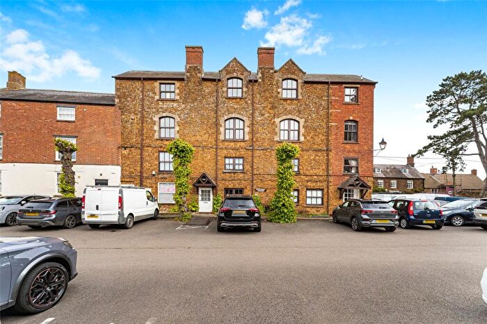 2 Bedroom Apartment For Sale In The Bullring, Deddington, Oxfordshire, OX15