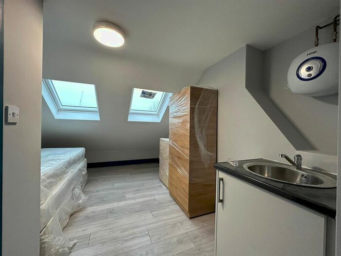 6 Bedroom Property To Rent In Grays Road, Slough, SL1