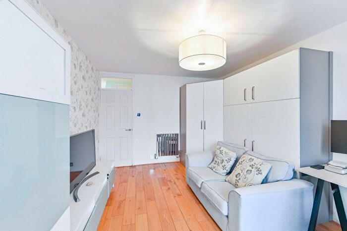 1 Bedroom Flat To Rent In Battersea Square, Battersea Square, London, SW11