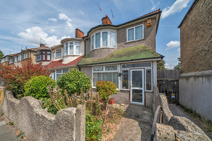 3 Bedroom End Of Terrace House For Sale In Swingate Lane, Plumstead, SE18