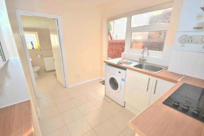 4 Bedroom Terraced House To Rent In Radstock Road, Reading, Berkshire, RG1