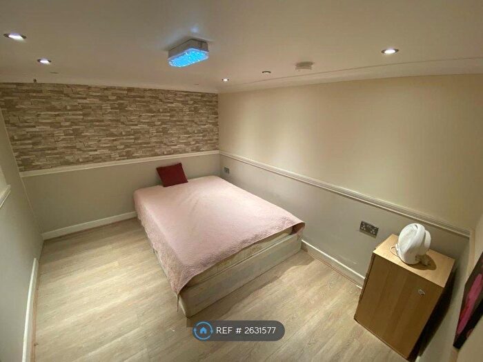 3 Bedroom Flat To Rent In Mare Street, London, E8