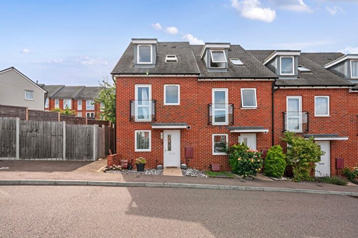 4 Bedroom End Of Terrace House To Rent In Oakes Crescent, Dartford, DA1