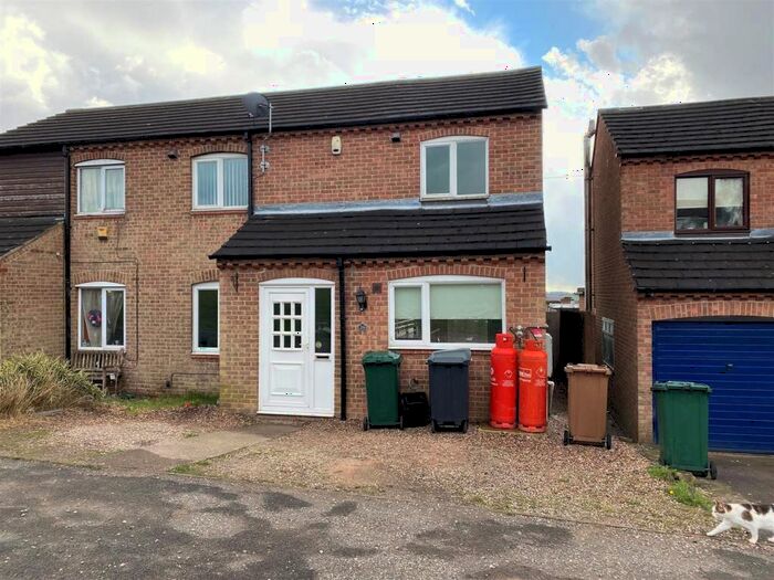 4 Bedroom Semi-Detached House To Rent In Harrow Road, Swadlincote, DE11