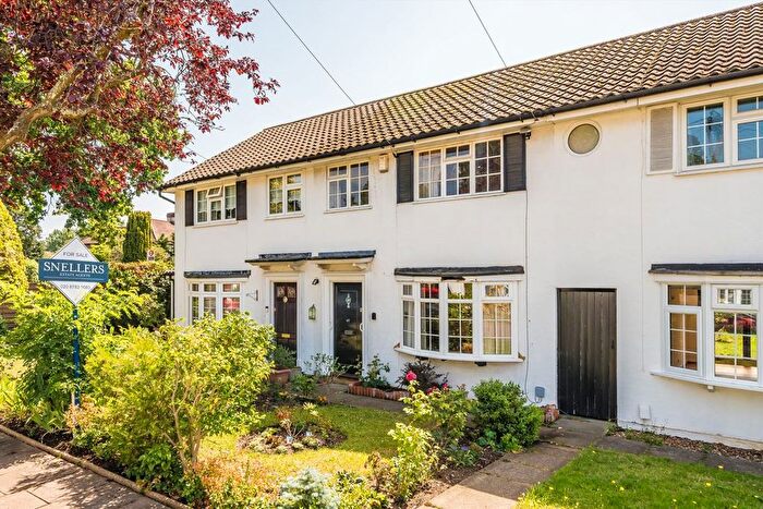 3 Bedroom Property For Sale In Regency Close, Hampton, TW12
