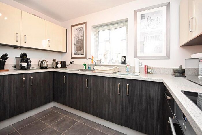 2 Bedroom Flat For Sale In Cedar Avenue, Chelmsford, CM1