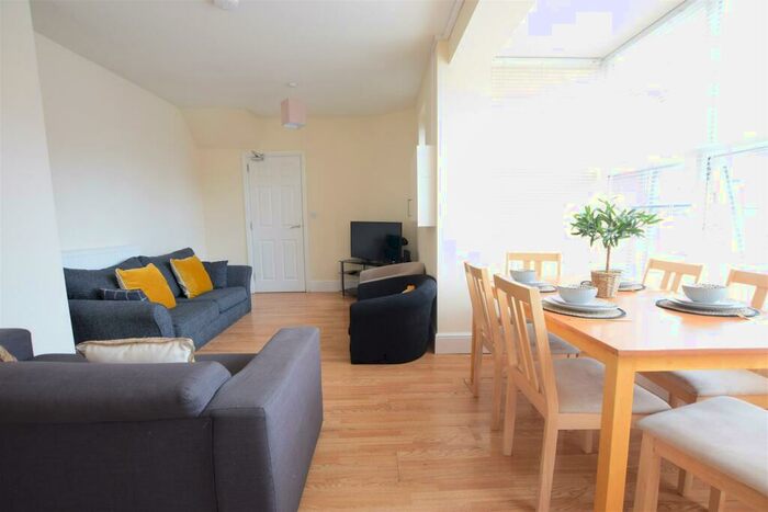 6 Bedroom End Of Terrace House To Rent In West Parade - Student House - /, LN1