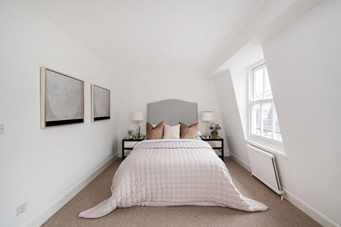 2 Bedroom Flat For Sale In De Vere Mews, Kensington, London, W8