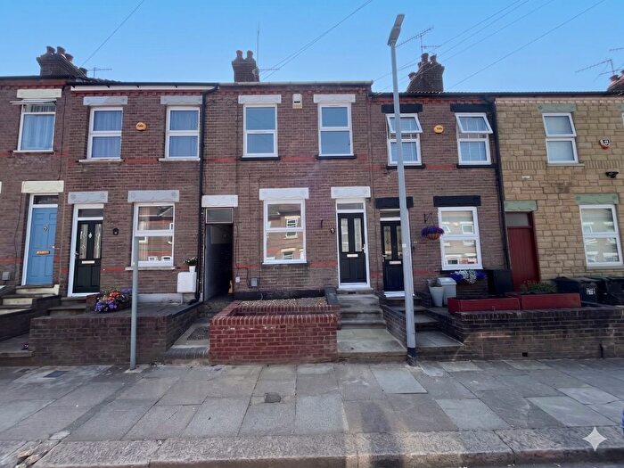 2 Bedroom Terraced House For Sale In St. Pauls Road, Luton, Bedfordshire, LU1