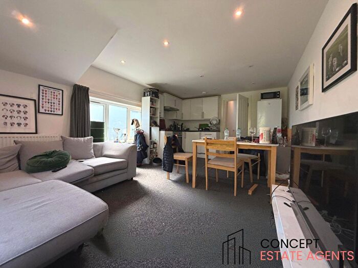3 Bedroom Flat To Rent In Tooting Bec Road, Tooting Bec, SW17