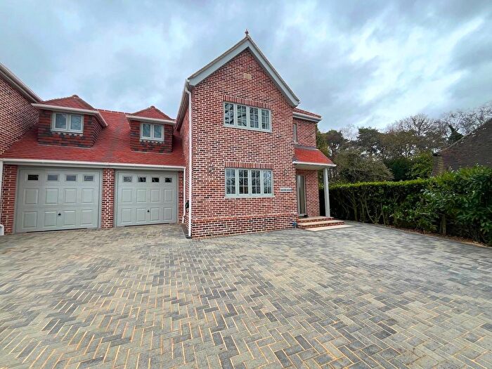 4 Bedroom Link Detached House For Sale In Cross In Hand, East Sussex, TN21