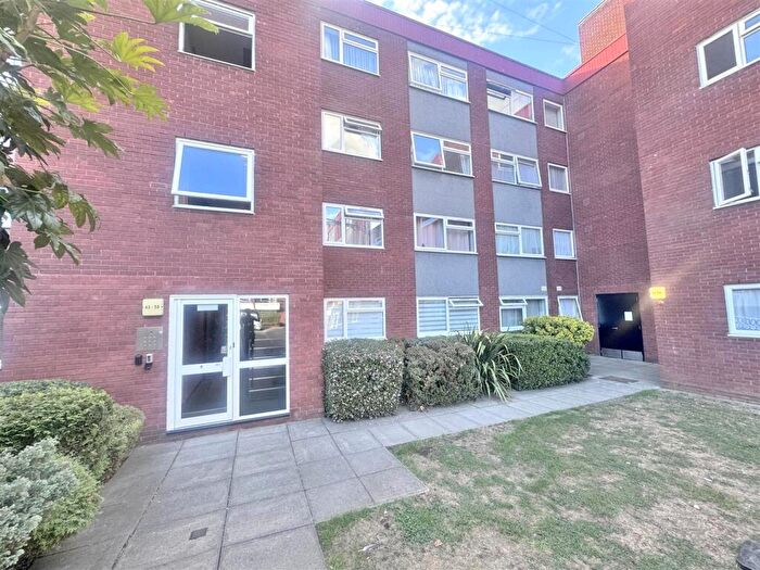 2 Bedroom Flat To Rent In Grange Gardens, Southgate, London, N14