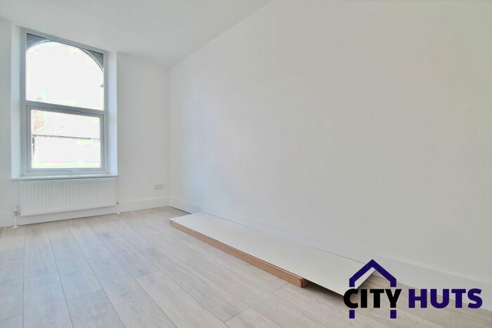 3 Bedroom Flat To Rent In Turnpike Lane, London, N8