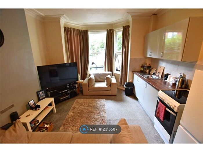 1 Bedroom Flat To Rent In Roundhay Place, Leeds, LS8