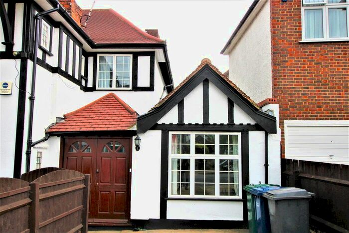 5 Bedroom Semi-Detached House To Rent In Western Avenue, Golders Green, NW11