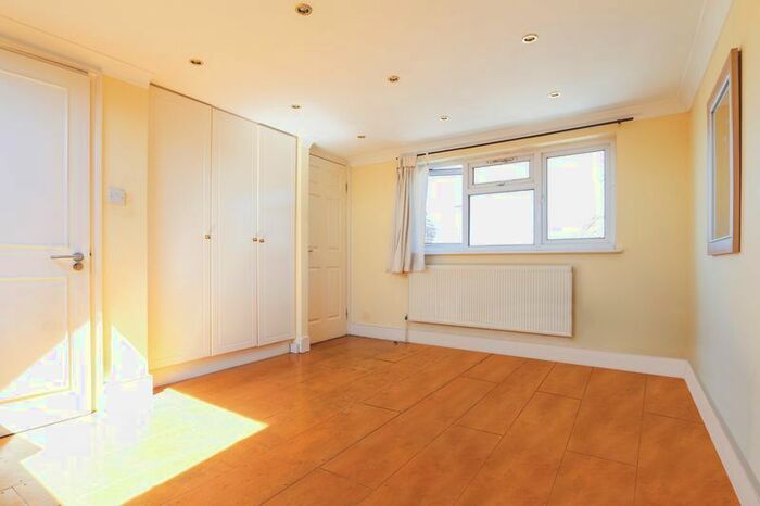 Studio To Rent In Lakefield Road, London, N22