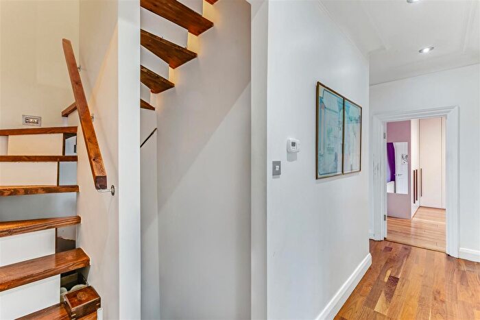 3 Bedroom Flat For Sale In Lyndhurst Road, Hampstead, London, NW3